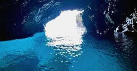 La Grotta dell'Indiano - Una Visione Onirica di Natura e Umanità