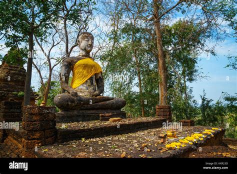  Vihara di Wat Khao Phanom: Un Ritratto Monumentale della Devozione!